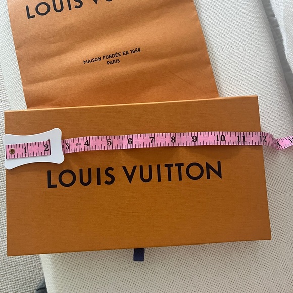Louis Vuitton box, bag, & ribbon - Picture 3 of 4